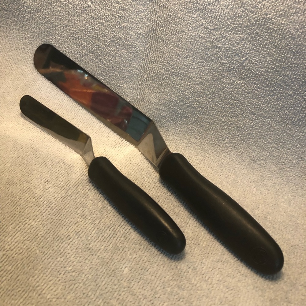 Large (13”) and small (9”) Pampered Chef offset cake spatulas/spreaders
